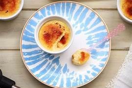 Crème brulée au citron à l'eau de rose et à la cardamome